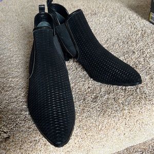 NWT Donald Pliner Bkk leather and textured suede Bootie. Sz 7.5. Pointy Toe.